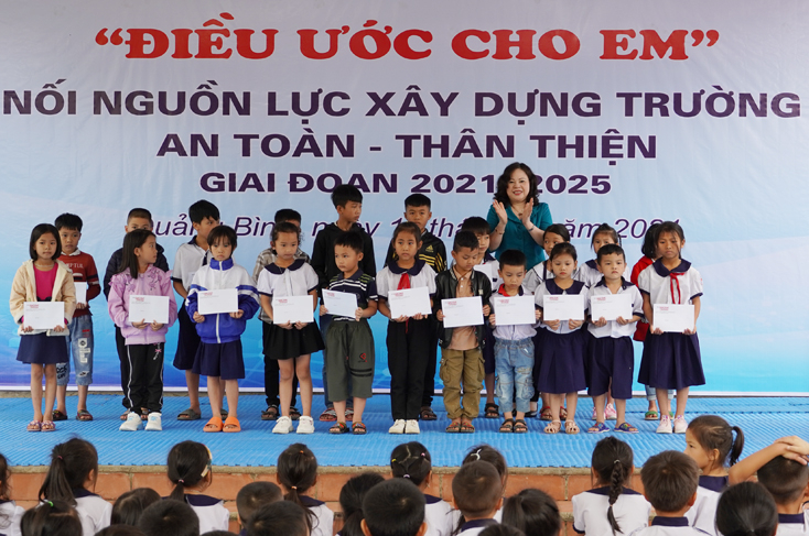 Thứ trưởng Bộ GD-ĐT Ngô Thị Minh tặng quà cho học sinh tại Trường tiểu học Kim Lũ