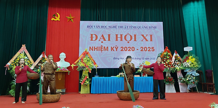 Ở sân khấu nào, văn nghệ dân gian cũng thu hút thu người xem bởi sự mộc mạc và bản sắc văn hoá riêng