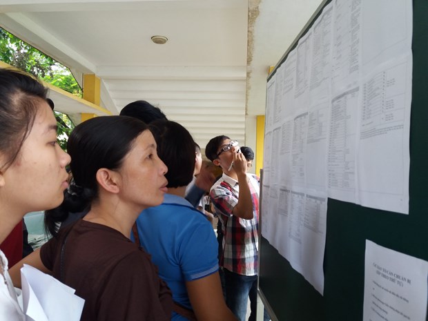  Thí sinh, phụ huynh tìm hiểu thông tin xét tuyển vào Đại học Bách khoa Hà Nội. (Ảnh: PV/Vietnam+)