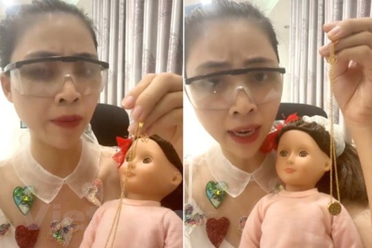  Hình ảnh Thơ Nguyễn lên sóng cùng búp bê của mình trong clip gần đây. (Ảnh: PV/Vietnam+)
