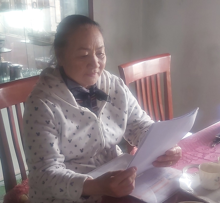 Bà Hồ Thị Ỏn trình bày nội dung tố cáo với phóng viên. 