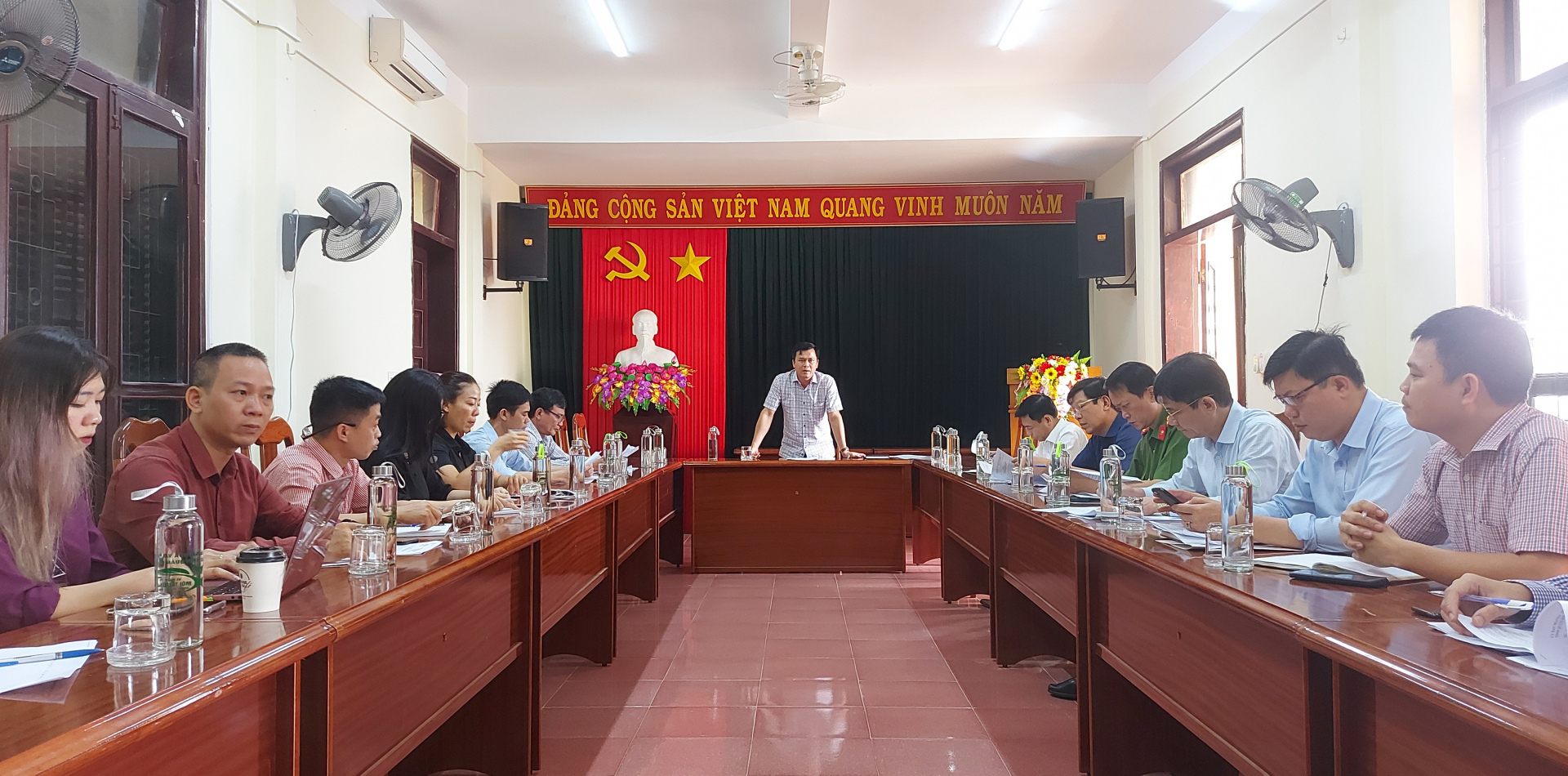 Các đại biểu tham dự cuộc họp.
