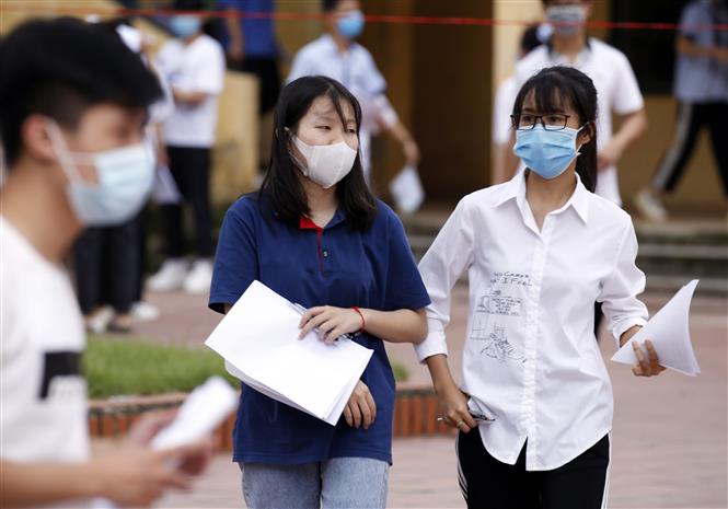  Các thí sinh hoàn thành bài thi Ngữ văn tại điểm thi số 27, trường THPT Văn Giang, Hưng Yên. Ảnh: Phạm Kiên/TTXVN