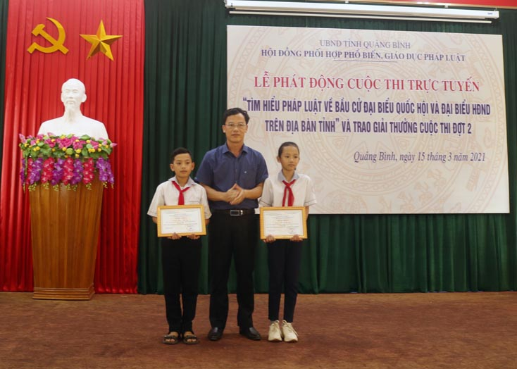 Đại diện lãnh đạo Sở Tư pháp trao đồng giải 3 cho 2 thí sinh tham gia tại đợt 2 cuộc thi 