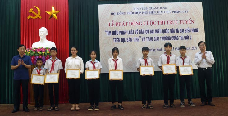 Các thành viên Hội đồng Phối hợp PBGDPL tỉnh trao giải khuyến khích cho các thí sinh tham gia đợt 2 cuộc thi “Tìm hiểu pháp luật trực tuyến trên địa bàn tỉnh Quảng Bình năm 2020”.