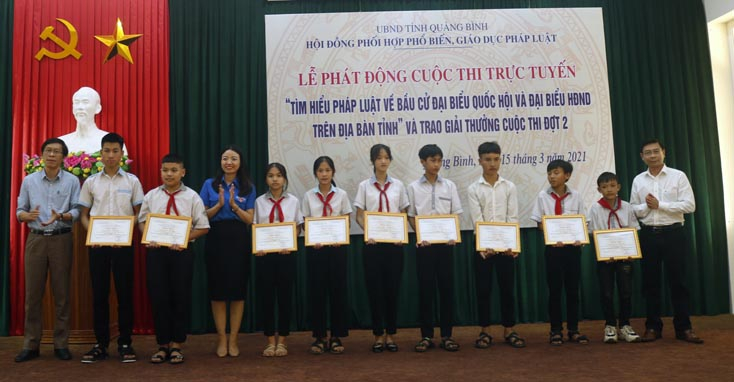 Các thành viên Hội đồng Phối hợp PBGDPL tỉnh trao giải khuyến khích cho các thí sinh tham gia đợt 2 cuộc thi “Tìm hiểu pháp luật trực tuyến trên địa bàn tỉnh Quảng Bình năm 2020”.