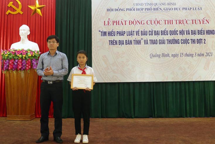 Đồng chí Trần Chí Tiến, Tỉnh uỷ viên, Giám đốc Sở Tư pháp trao giải nhì cho thí sinh tham gia tại đợt 2 cuộc thi  "Tìm hiểu pháp luật trực tuyến trên địa bàn tỉnh Quảng Bình năm 2020”