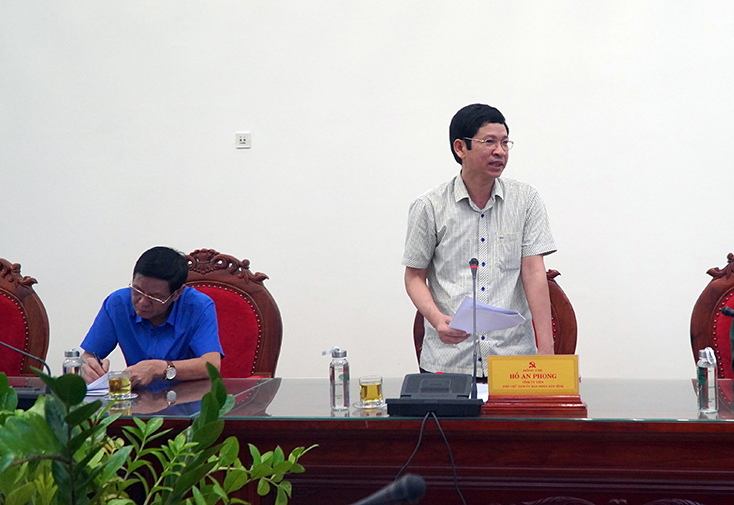 Các đại biểu thảo luận tại phiên họp.