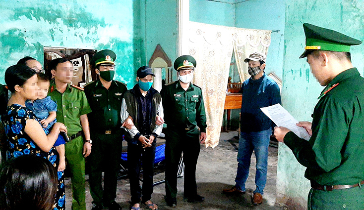 Các lực lượng chức năng phối hợp khám xét nhà ở đối tượng Đinh Xuân Linh.