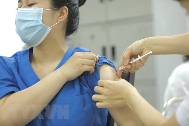 Tiêm vaccine phòng COVID-19 cho cán bộ, nhân viên Trung tâm cấp cứu 115 Hà Nội. (Ảnh: Minh Quyết /TTXVN)
