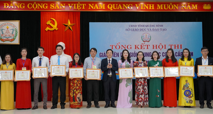 Lãnh đạo Sở GD-ĐT trao thưởng cho các giáo viên đạt giải cao tại hội thi.