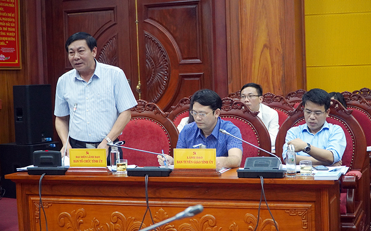 Các đại biểu thảo luận.