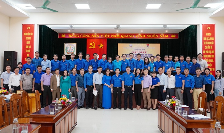 Các đại biểu chụp ảnh lưu niệm tại cuộc gặp mặt.
