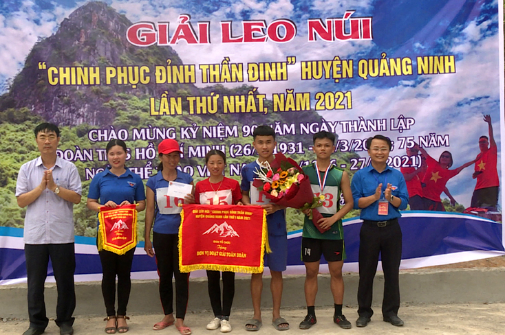 Ban tổ chức trao giải