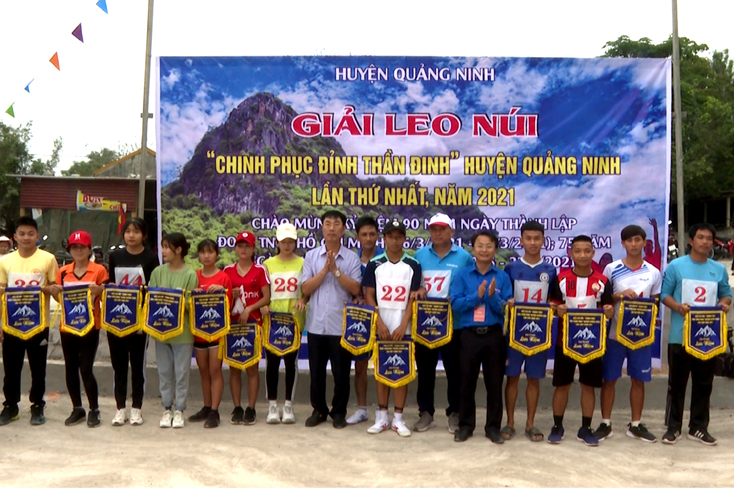 Ban tổ chức trao cờ lưu niệm cho các đội thi.