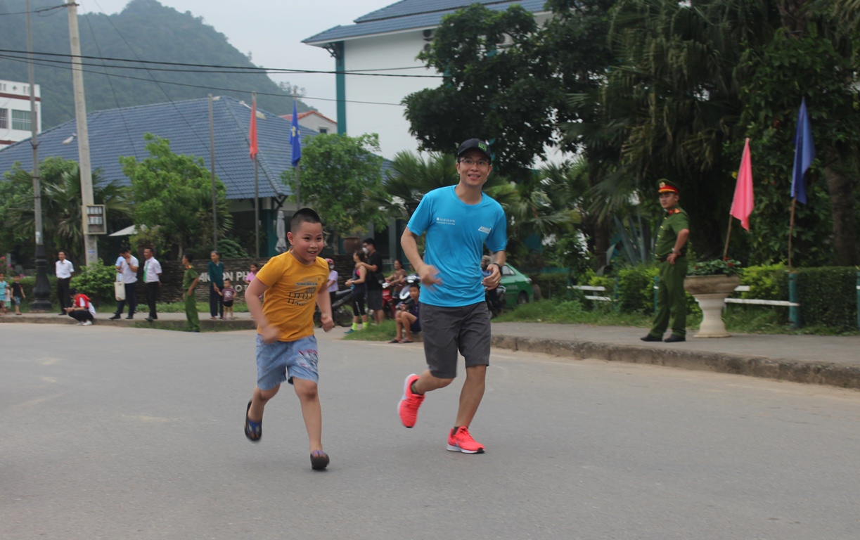 2 bố con hoàn thành đường chạy 3km funrun.