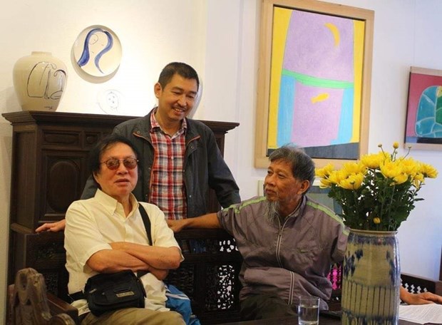 Nhà văn Nguyễn Huy Thiệp ra đi sau một năm chống chọi với tai biến. Ảnh từ trái qua phải: Đạo diễn Đặng Nhật Minh, hoạ sỹ Lê Thiết Cương và nhà văn Nguyễn Huy Thiệp. (Ảnh: Hai An/Vietnam+)