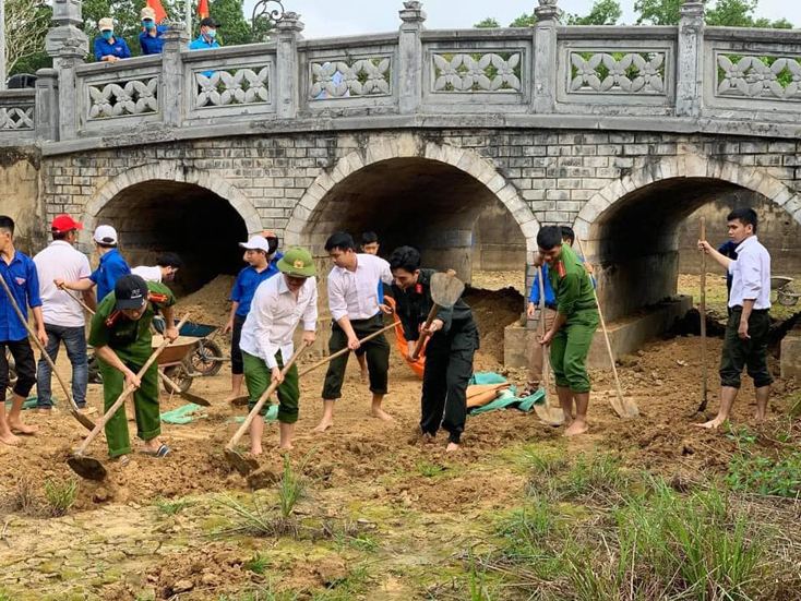 Làm vệ sinh môi trường và trồng hoa sen tại khu lăng mộ Lễ thành hầu Nguyễn Hữu Cảnh