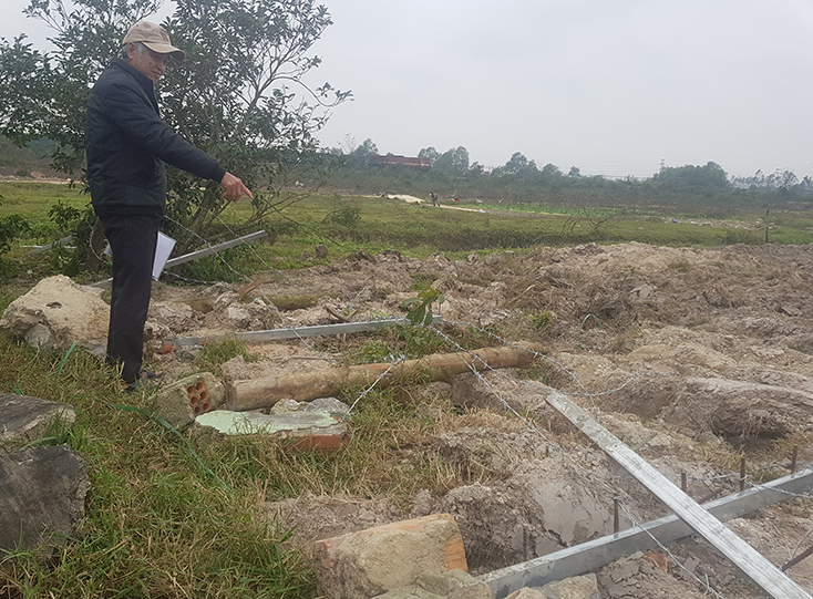 Phần hàng rào trên phần đất của đội 10 bị phá hoại