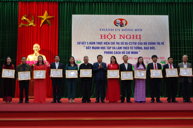 Bí Thư Thành ủy Đồng Hới Trần Phong khen thưởng các tập thể tiêu biểu trong 5 năm thực hiện học tập và làm theo tư tưởng, đạo đức, phong cách Hồ Chí Minh.