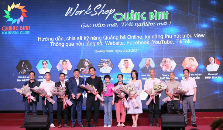Đại diện lãnh đạo Sở Du lịch tặng hoa cho những nhiếp ảnh gia, người nổi tiếng trên mạng xã hội đến và chia sẻ kinh nghiệm quảng bá trên nền tảng số.