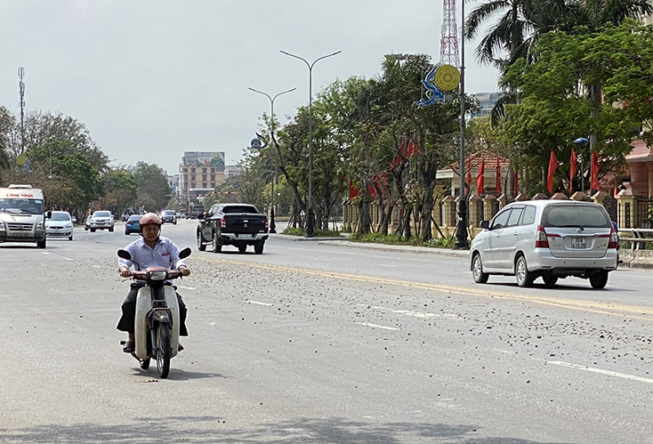 Xe chở đá dăm đổ vương vãi trên đường Hùng Vương (TP. Đồng Hới).