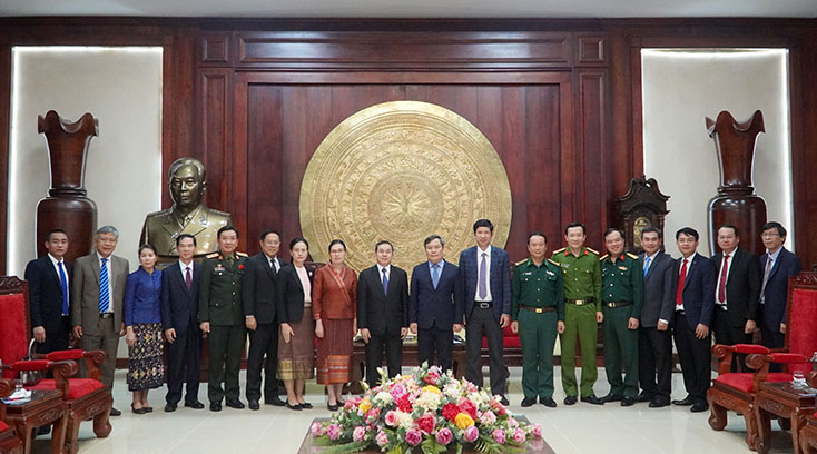 Đồng chí Bí thư Tỉnh ủy Vũ Đại Thắng và lãnh đạo tỉnh chụp ảnh lưu niệm cùng đoàn công tác của Đại sứ đặc mệnh toàn quyền nước CHDCND Lào tại Việt Nam.
