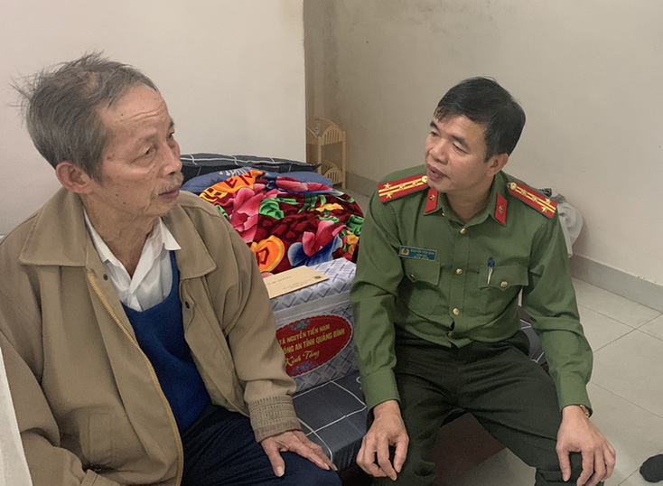 Đại tá Nguyễn Tiến Nam, Ủy viên Ban Thường vụ Tỉnh ủy, Giám đốc Công an tỉnh thăm, tặng quà gia đình chính sách Hoàng Văn Vượng, tại TDP 14, phường Nam Lý, TP. Đồng Hới.