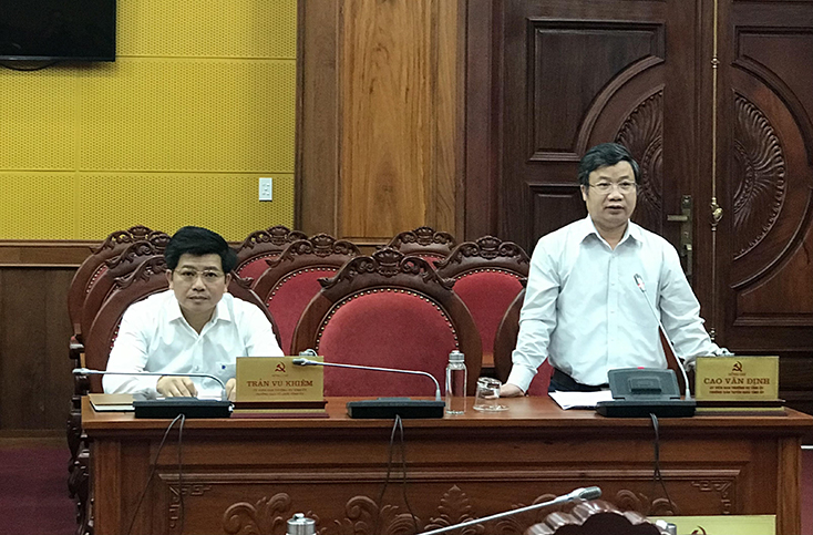 Đồng chí Trưởng ban Tuyên giáo Tỉnh ủy Cao Văn Định phát biểu thảo luận tại hội nghị.