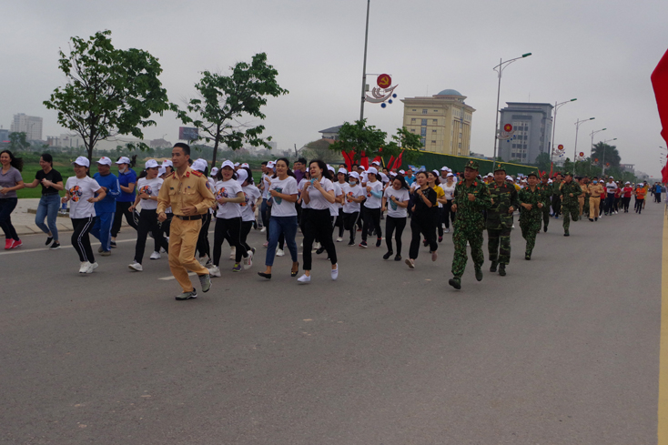 Cán bộ, công chức, viên chức, lực lượng vũ trang và các tầng lớp nhân dân trên địa bàn thành phố tham gia chạy hưởng ứng.