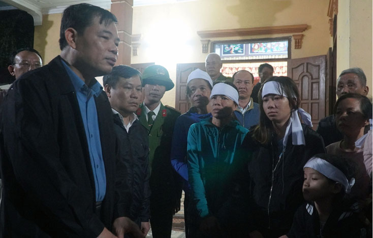 Đồng chí Vũ Đại Thắng, Ủy viên Trung ương Đảng, Bí thư Tỉnh ủy và đồng chí Nguyễn Xuân Cường, Bộ trưởng Bộ Nông nghiệp - Phát triển Nông thôn thăm gia đình đồng chí Phan Thanh Miên tháng 11-2020