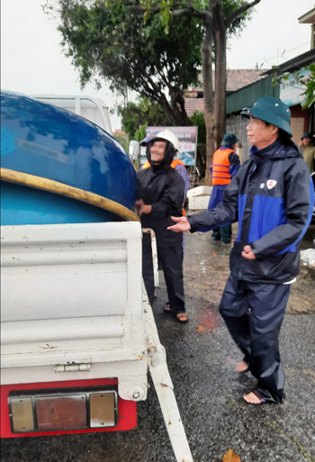 Đồng chí Phan Thanh Miên (người bên phải) trên hành trình tham gia cứu trợ nhân dân trong đợt mưa lũ tháng 10-2020. 