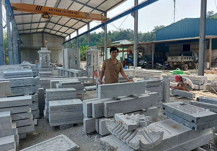 Anh Đinh Trọng Chiến, Giám đốc Công ty TNHH thương mại và dịch vụ Trọng Kim giới thiệu các sản phẩm đá mỹ nghệ của công ty.