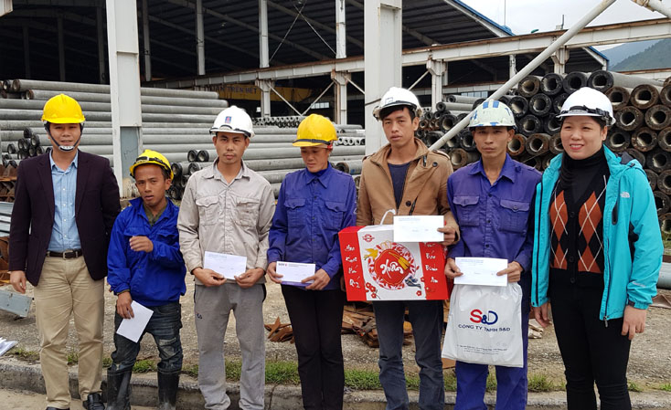  Lãnh đạo CĐ KKT tỉnh trao quà hỗ trợ đoàn viên, NLĐ có hoàn cảnh khó khăn.