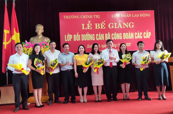 Lãnh đạo LĐLĐ tỉnh và Trường Chính trị tỉnh khen thưởng các cán bộ CĐ cơ sở tham gia lớp bồi dưỡng đạt kết quả xuất sắc. 