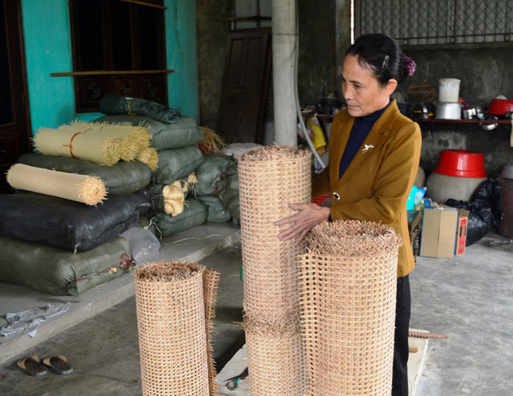 Nhờ các lớp đào tạo nghề, nhiều lao động nông thôn ở xã Quảng Văn, TX. Ba Đồn đã được nâng cao tay nghề, tạo ra sản phẩm chất lượng, đáp ứng yêu cầu doanh nghiệp thu mua.