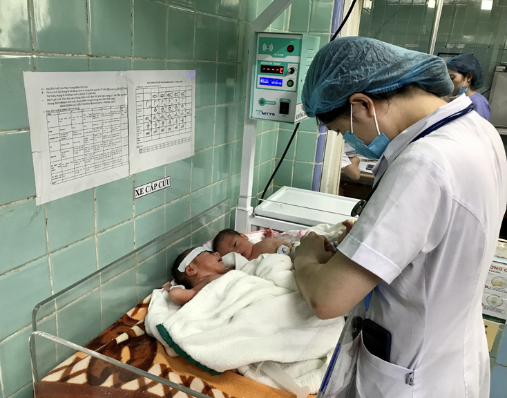 2 trong 3 bé con của sản phụ N.T.H.N đang được các bác sỹ thăm khám, chăm sóc.