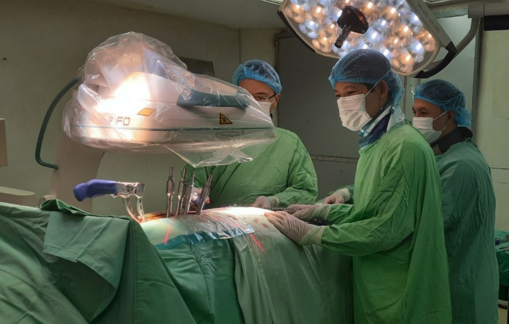 Làm chủ các kỹ thuật cao, các bác sỹ Khoa Ngoại thần kinh đã cấp, cứu, điều trị thành công cho nhiều người mắc các bệnh lý phức tạp về thân kinh, cột sống. 