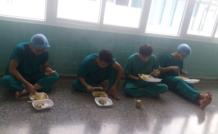 Để đáp ứng yêu cầu công việc, chuyện ăn, uống của các bác sỹ nhiều khi phải tranh như thế này. 