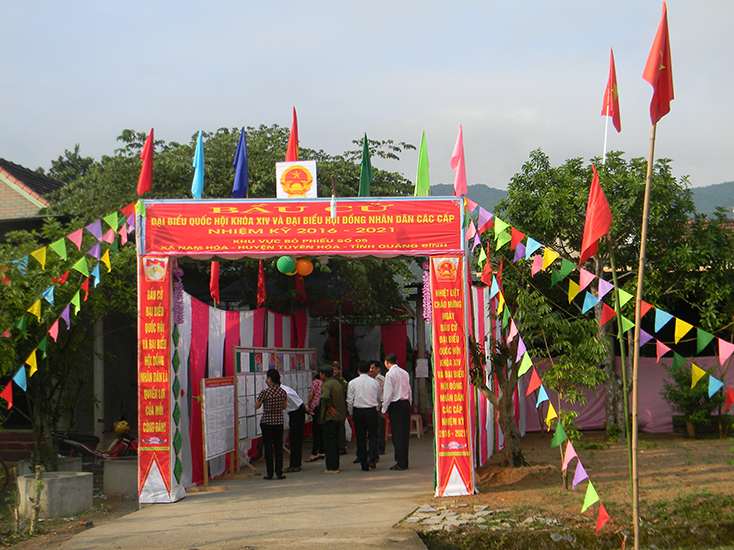   Người dân huyện Tuyên Hóa tìm hiểu về thông tin bầu cử đại biểu Quốc hội và đại biểu HĐND các cấp nhiệm kỳ 2016-2021.