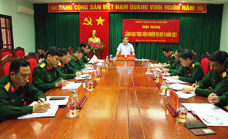 Đồng chí Vũ Đại Thắng, Ủy viên Ban chấp hành Trung ương Đảng, Bí thư Tỉnh ủy, Bí thư Đảng ủy quân sự tỉnh chủ trì hội nghị