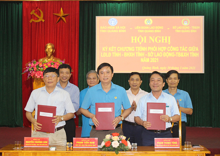 Đại diện lãnh đạo LĐLĐ tỉnh, BHXH tỉnh và Sở LĐTBXH ký kết chương trình phối hợp năm 2021.