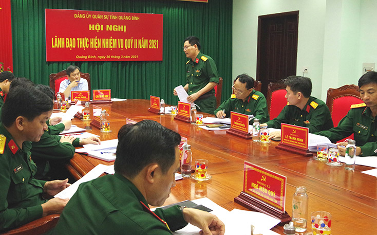 Đại tá Lê Văn Vỹ, Ủy viên Ban Thường vụ Tỉnh ủy, Chỉ huy trưởng phát biểu tại hội nghị 