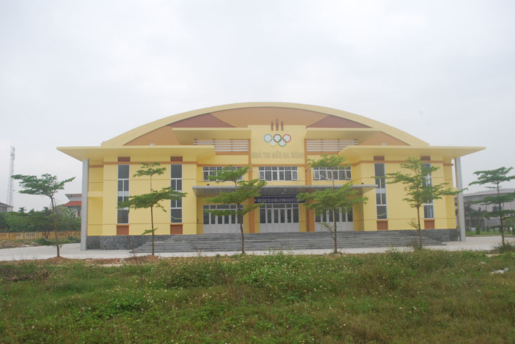 Nhà thi đấu đa năng Trường đại học Quảng Bình, một trong những trung tâm thi đấu thể thao hiện đại của tỉnh Quảng Bình.