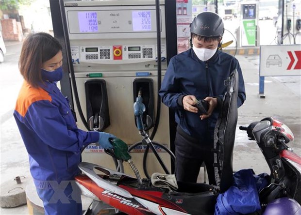 Mua bán xăng dầu tại cây xăng trên phố Lương Yên, quận Hai Bà Trưng, Hà Nội. (Ảnh: Trần Việt/TTXVN)