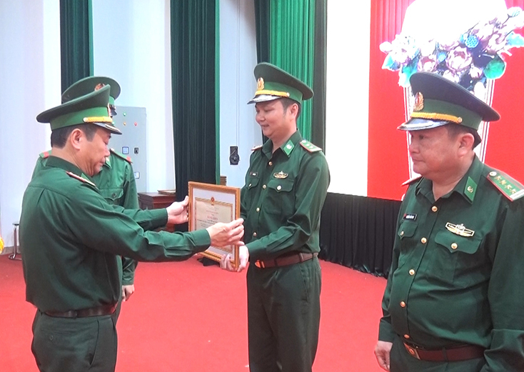  Khen thưởng các tập thể và cá nhân có thành tích xuất sắc trong thực hiện nhiệm vụ công tác biên phòng quý I-2021
