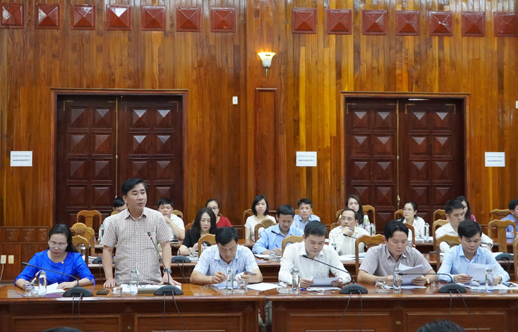 Đồng chí Giám đốc Sở Tài chính báo cáo công tác quản lý ngân sách quý I-2021 và kế hoạch thực hiện nhiệm vụ trọng tâm năm 2021.