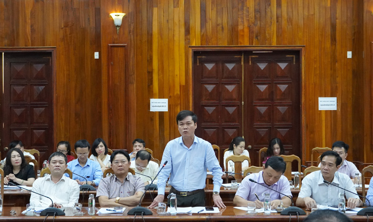 Giám đốc Sở Nội vụ phát biểu về vấn đề thực hiện chế độ chính sách cho các đối tượng và cán bộ công chức; các đối tượng không chuyên trách tại xã, thôn và tổ dân phố.