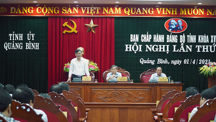 Các đồng chí trong Thường trực Tỉnh ủy điều hành hội nghị.