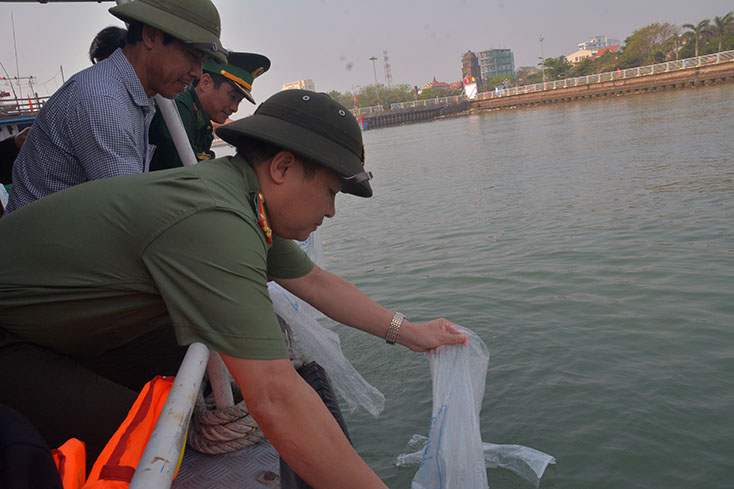 Các đại biểu thả tôm giống xuống sông Nhật Lệ (TP. Đồng Hới).